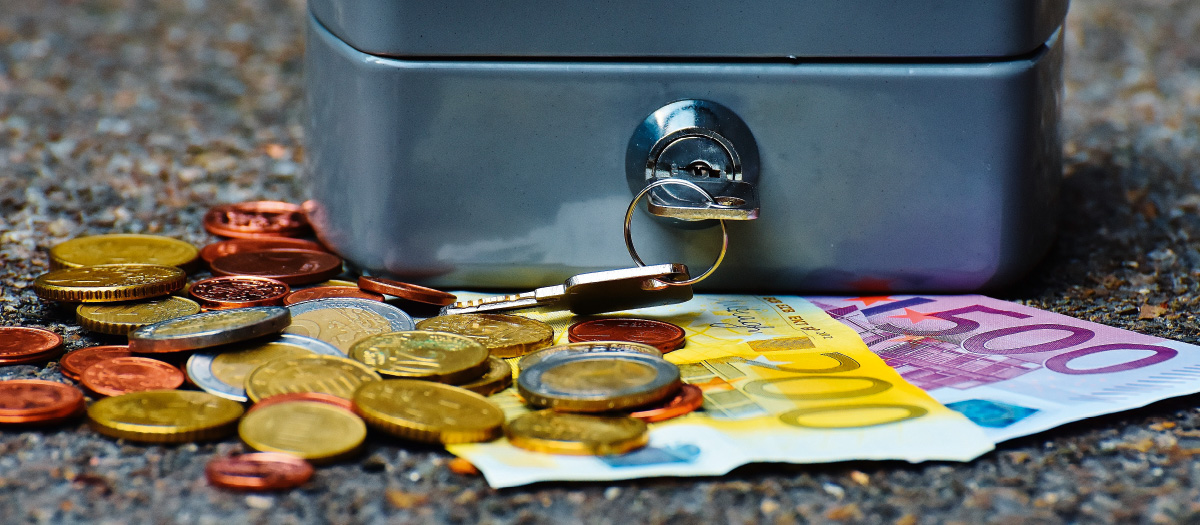 Geld vor einer Geldkassette