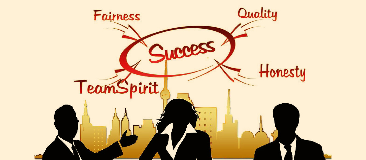 Illustration mit drei schwarzen Personen-Silhouetten im Vordergrund – eine Frau in der Mitte und rechts und links zwei Männer – im Hintergrund eine goldene Stadtsilhouette und darüber die Wörter Success, Fairness, Quality, TeamSpirit und Honesty