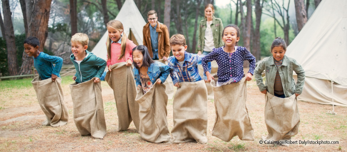 Eine Gruppe Kinder beim Sackhüpfen