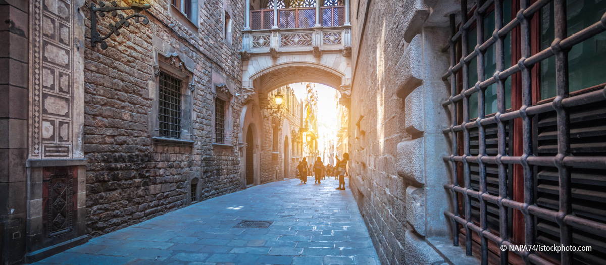 Eine dunkle Gasse mit einem Lichtschein am Ende