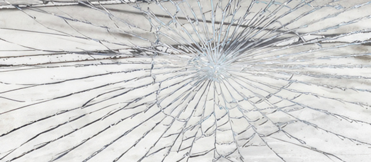 Eine zersplitterte Glasscheibe